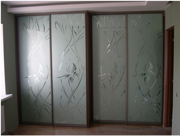 Декор дверей: творческий подход к художественному оформлению стекла